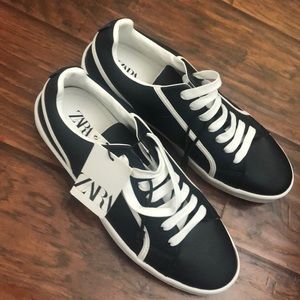 MENS BLACK SIZE 10 SNEAKERS
